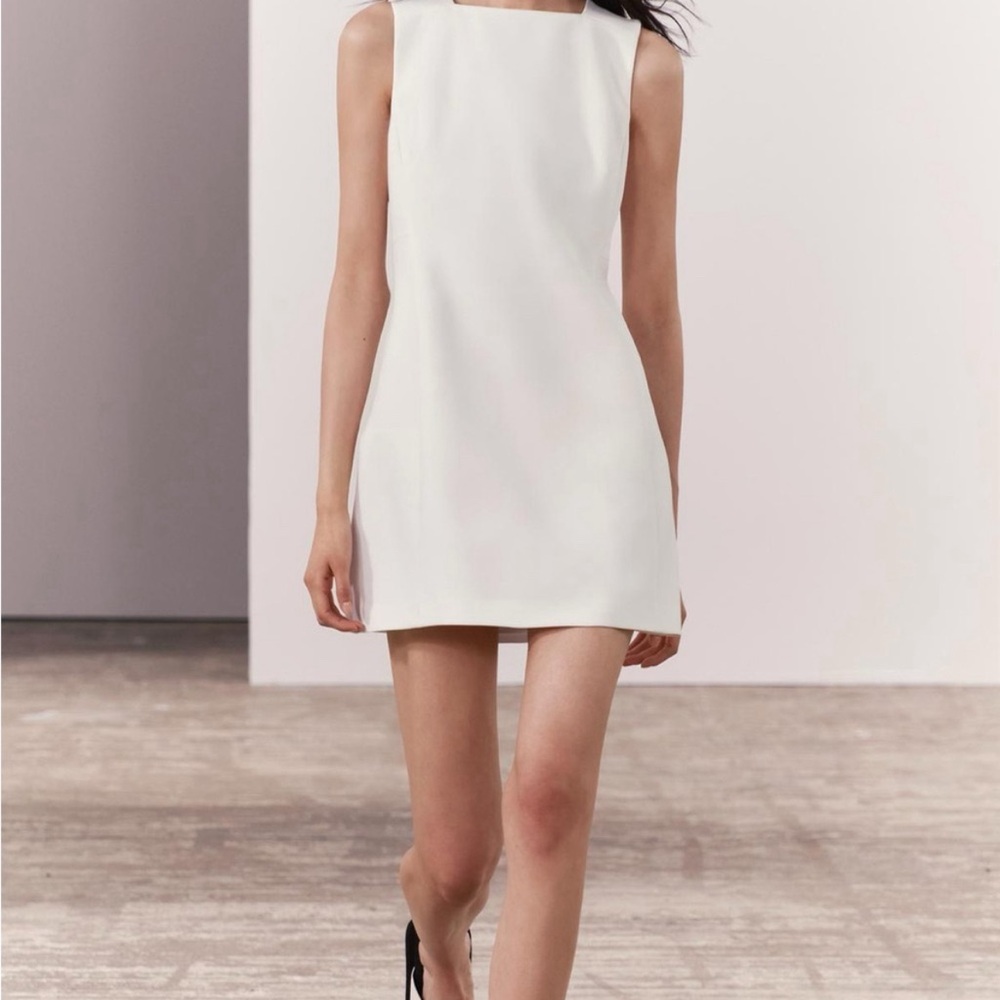 Sleeveless minidress with squared neckline.